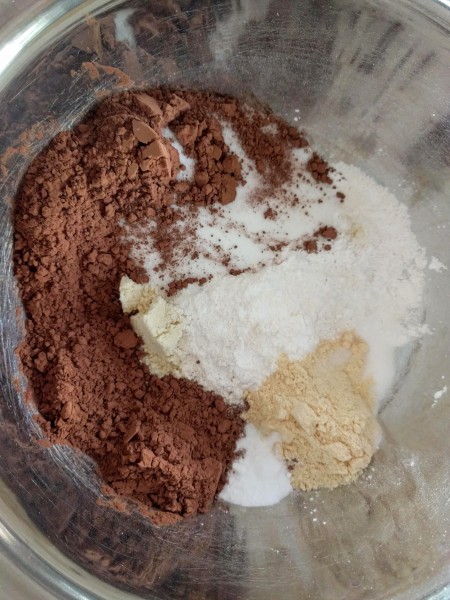 Dry cake ingredients in bowl