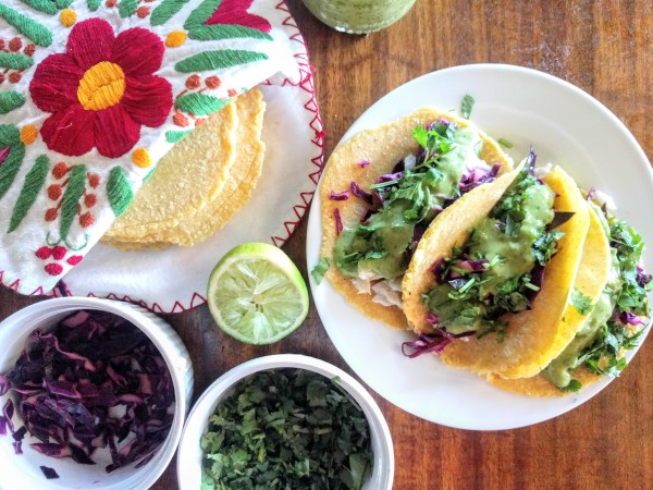 Tortilly, ryba, zelí a krémová avokádovo-limetková omáčka. Rybí tacos jsou hotové!