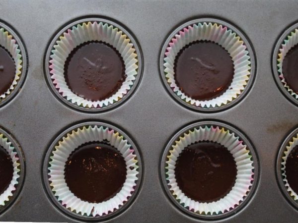 Bottom layer of chocolate in paper cups