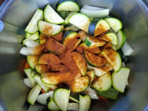 Pour the seasoning and oil into the bowl