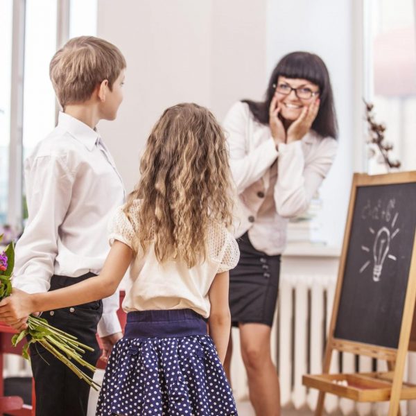 24 Awesome End of The Year Teacher Gifts That Say “Thank You” Best 2021